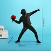 Decoratieve objecten Figurines coole hars banksy sculpturen bloemwerper standbeeld bommenwerper huisdecoratie bureau ornamenten collectible beeldje 230403