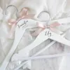 Hangers rekken aangepaste bruiloft hanger gepersonaliseerde bruidshanger bruidsmeisje cadeau cadeau toediening trouwjurk hanger 230403