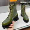 2023-WINTER WOMITION BOOTS BOOTS مصممة فاخرة من الدانتيل السميك لأعلى السيدات القصيرة أحذية جلدية أصلية مستديرة رأس الكعب السميك المسطح مارتن مرتفعة