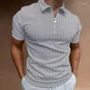 Os polos masculinos formam camisa pólo com zíper e listras estilosas versáteis