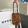 Kvällspåsar kvinnor plysch leopard korn hink väska japansk stil student handväska flicka liten päls axel