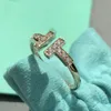 Projektant Titanium Steel Grave Shell Diamond Love T Ring Gold Sier Rose Rings Women Girl Wedding Biżuter
