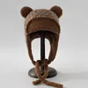 베레트 가을과 겨울 귀여운 곰 귀는 봉제 폭격 폭포 모자를위한 야외 패션 따뜻한 일본어 레트로 격자 무늬 스트랩 플라잉 모자