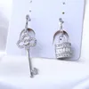 Pendientes colgantes con personalidad para mujer, aretes asimétricos con llave de bloqueo de circonio brillante de cobre, gota de oreja exquisita, regalo de fiesta, joyería