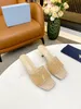 Kvinnor Summer Slippers Lady Bench Shoes Stylish Comfort Woman Flat Advanced Imitations äkta läder Valentinoes 0218