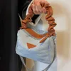 Schoudertassen Hoeden Emmer Hoeden Modieuze populaire denim handtas voor dames 2023 nieuwe vintage messenger bag luxe designer schoudertasqwertyui879