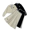 Dames tweedelige broek designer P 23 vroege herfst nieuwe driehoek decoratieve korte jas + halve rok casual veelzijdige set V53I