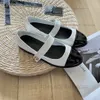 Zapatos deportivos de diseñador para mujer Nuevas sandalias Marca de moda de lujo clásica Zapatos de cuero pequeños blancos y negros Zapatos planos cómodos y versátiles Zapatos casuales de marca