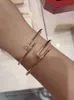 2023 Bracelet explosif Bracelet Fine édition élastique épais à ongles épais pour les femmes 18K Couleur rose or petite et luxe Carte à la maison couple simple couple une paire de bracelets