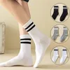 Frauen Socken solide gestreiftes schwarzes Weiß für Frau Street Hip Hop Skateboard mittelschwerem Sport Rennradfahren Sox