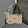 26 Stile Designer-Tasche C-Buchstabe Umhängetaschen Damen Unterarm-Tragetaschen Klassische Blumen-Luxurys-Handtasche Erdbeer-Crossbody-Taschen Geldbörse 230318