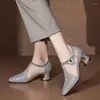 Scarpe eleganti 2023 Donna Tacco medio Cavità in morbida pelle Grandi stivali freddi Acqua Diamante Versatile scarpa singola in stile britannico con punta a punta