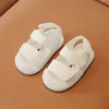 Zapatos para niños novedosos Summer Nuevas sandalias coreanas Niños Hook Beach Loop Hollow Hollow No-Slip Zapatos para niña niño zapato para niños pequeños Z0331