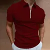 Os polos masculinos formam camisa pólo com zíper e listras estilosas versáteis