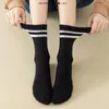 Frauen Socken solide gestreiftes schwarzes Weiß für Frau Street Hip Hop Skateboard mittelschwerem Sport Rennradfahren Sox