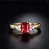Pierścienie klastra Sprzedawane pozłacane imitujące cyrkon Pierścień Wedding Princess Square Black Diamond Red