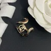 2023 Luxurys Brand Designer Women's Wide Ring com personalidade Anel aberto liga com anéis de letra de couro anéis de moda para mulheres