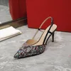 2023 Sandales Femmes Chaussures à talons hauts Bout pointu Classiques d'été Boucle en métal Robe en cuir véritable Talons fins 7,5 cm Chaussures de mariage rouge avec boîte