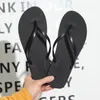 Tofflor sommar avslappnad karaktär dra män kvinnor flip flops tunt bälte imitation mocka pu läder studenter coola platt botten strand tofflor 230403