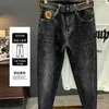Jeans pour hommes Designer Jeans imprimés haut de gamme, pantalons micro Harlan tendance pour hommes, coupe ajustée et polyvalente, nouveaux leggings fuselés pour l'automne 2023 C0VN