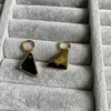다이아몬드 트라이 앵글 symbole 디자인 블랙 스터드 후프 여성 18K 골드 실버 편지 로고 조각 매달려 귀걸이 여자 웨딩 쥬얼리