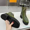 2023-WINTER WOMITION BOOTS BOOTS مصممة فاخرة من الدانتيل السميك لأعلى السيدات القصيرة أحذية جلدية أصلية مستديرة رأس الكعب السميك المسطح مارتن مرتفعة