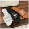 Spännen tofflor designers casual sandaler öppen tå kvinnors sko toppkvalitet 100% kohud sandal stor storlek 35-41 platt botten tofflare 01