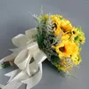 Fleurs décoratives Bouquet de tournesol artificiel demoiselle d'honneur attachée à la main tenant un cadeau maison décoration de fête de vacances Bouquets de mariée