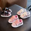 Sneakers da ginnastica all'aperto per bambini Scarpe da bambina per bambini Scarpe floreali con luce First Warker Sneakers casual da autunno primavera antiscivolo per ragazze 0- 3 anni W0329