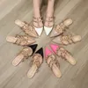 Clásicos de verano Zapatillas de mujer Diseñador de remaches Sandalias planas de charol de alta calidad para mujer Marca inferior Moda Chanclas de playa Zapatos Mujer Tamaño 35-42