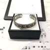 Braccialetto di design Bracciale rigido Uomo Donna Regalo Acciaio inossidabile Lettera classica Braccialetti Gioielli Donna Alta qualità Prodotti raffinati Bracciali A12