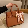 Bolsas de ombro femininas por atacado de fábrica 2 elegantes bolsas clássicas de lichia doce pequena bolsa de fita de arco fresco este ano popular bolsa de couro de cor sólida 9988 #