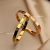 2023 braccialetto esplosivo braccialetto leggero di lusso titanio di alta qualità oro design squisito apertura fidanzata braccialetto gioielli a mano in oro ragazza semplice
