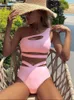 Kvinnors badkläder Sexig en axelbikini Set Women Pink Black Cut Out Push Up Triangle Swimsuit 2023 Sommarbaddräkt Hög midja