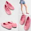 Ballerine in morbida nappa imbottita Scarpe eleganti Colore Rosa geranio Logo triangolo in metallo smaltato Ballerine minimaliste ultra femminili realizzate in morbido