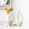 Vases Simple White Ceramic Hollow Vase Nordic Home Living Room Decoration Desk Accessories Dried Flower Decor Pots