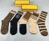 Designer Sockins Mix 5 kolorów bawełna jesień oddychanie męskie litera drukowana skarpet haft haftowa osobowość sportowa krótka skarpetka pięci para dziewczyna z pudełkiem