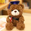 2023 Cadeaux de la nouvelle saison de remise des diplômes Ours en peluche avec chapeau de célibataire Poupées en peluche Scholar Teddy Ours de félicitations avec sac cadeau 6 couleurs en gros