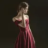 Атласная темно -красная подружка невесты платье с плеча. Линия без бретелек плиссированные арабские дубай