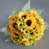 Fleurs décoratives Bouquet de tournesol artificiel demoiselle d'honneur attachée à la main tenant un cadeau maison décoration de fête de vacances Bouquets de mariée