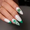 Unghie finte 3D Fake Set Press On Faux Ongles Brevi punte di mandorla francese Giorno di San Patrizio Fiori verdi con disegni di diamanti Nail