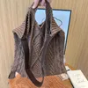 Lady Evening Bags Chocolate Colored Crossbody Bag for Women Winter Fashion i kombination med solid diamantformad stor kapacitet koreansk daglig axel hink