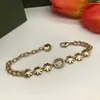 Diseñador de lujo Pulsera de alfabeto floral para mujeres Material de latón retro brazalete