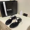 Designer -Kanalrutschen Slipper Slitter Duftstufe Windgräber Sandalen 2023 neuer Doppelblitz -Diamant flacher Boden eingekreist Icon Clip Zehens Schuhe Schuhkanal Iffy Iffy