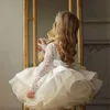 Abiti da ragazza di fiori champagne oro Gioiello Collo maniche lunghe Principessa Appliques di pizzo Perle di cristallo Lunghezza del pavimento Tutu con fiocco Abito da spettacolo per bambina per bambini Abiti di compleanno