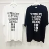 Camisetas para hombre 22SS Impresión de letras en siete idiomas Blanco y negro Ajuste holgado Hombres y mujeres Manga corta informal VTM T230403