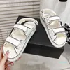 Sandalen Designer Women Crystal Kalf Leer Casual schoenen Luxe damesglaasjes Gequilt platform Topkwaliteit Summer Beach Slipper Maat 35-4 CCITY