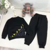 Tute di lusso per bambini autunnali Stampa di modelli di occhiali gialli per bambini Tuta sportiva Taglia 90-150 Felpa con cappuccio e pantaloni girocollo Nov05