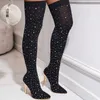 Divertenti scarpe da donna mostrano gambe sottili, stivali al ginocchio elastici con tacco alto da discoteca a punta con strass 231103