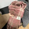 Herfst en winter Warm Framboos Roze Imitatie Kasjmier Plaid Sfeer Gevoel Hoogwaardige Veelzijdige Kwastje Dames Sjaal